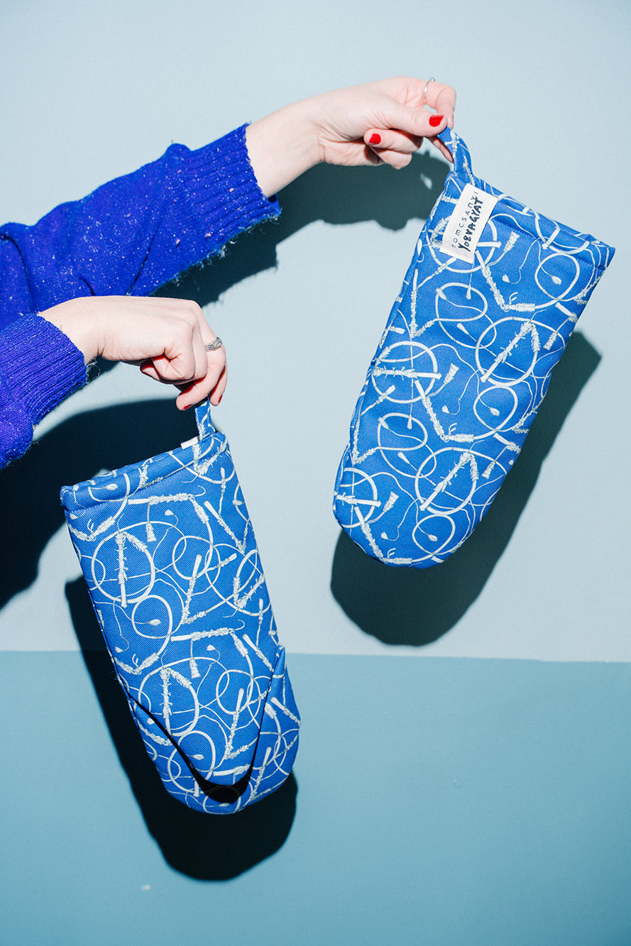 'YO8VAGYAT' oven mitts 'whip blue'