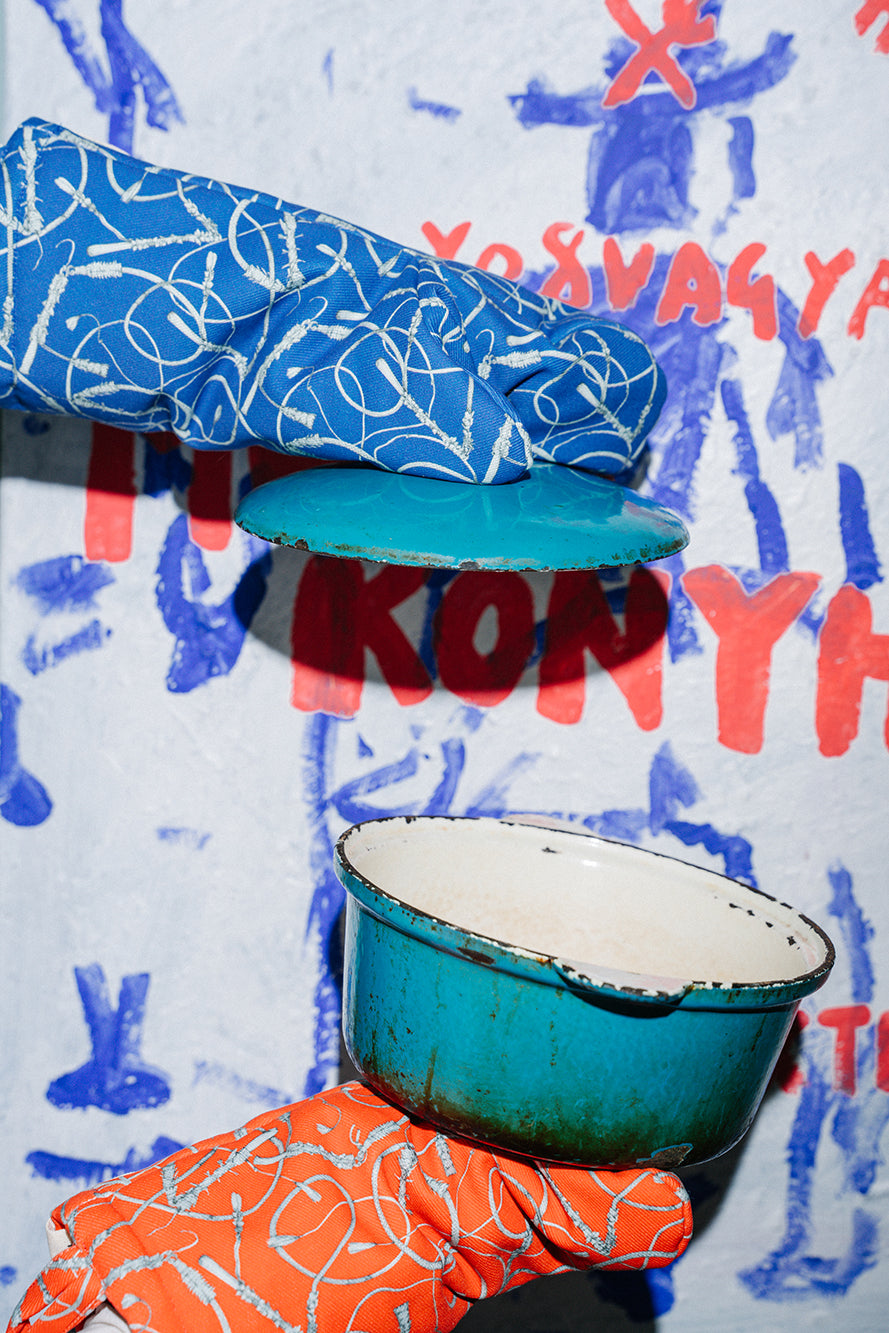 'YO8VAGYAT' oven mitts 'whip blue'