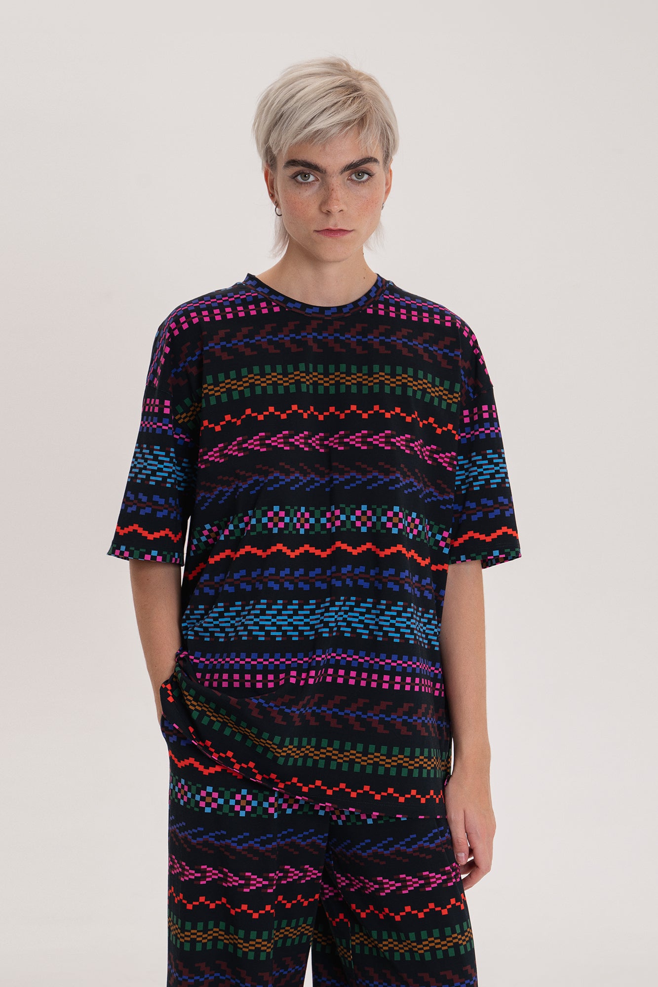 VIZITKE oversized t-shirt 'Pixel dark'