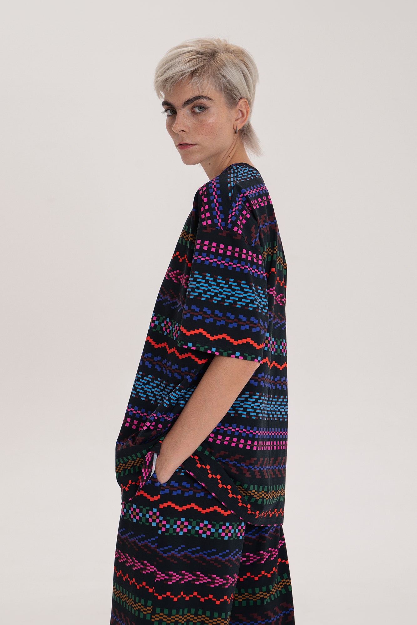 VIZITKE oversized t-shirt 'Pixel dark'